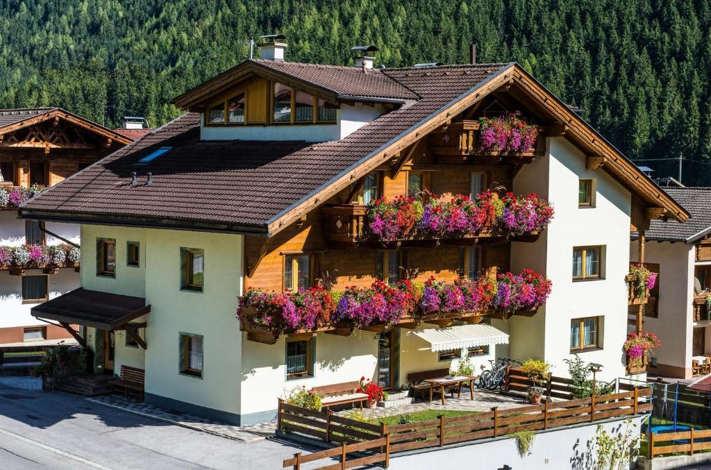 Pension Bergwelt ノイシュティフト・イム・シュトゥーバイタール エクステリア 写真